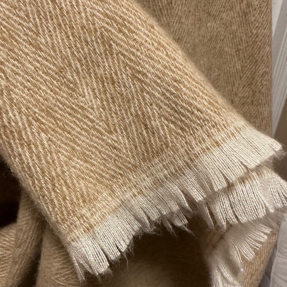 Neutral poncho wrap with fringed edges - Picture 4 of 7